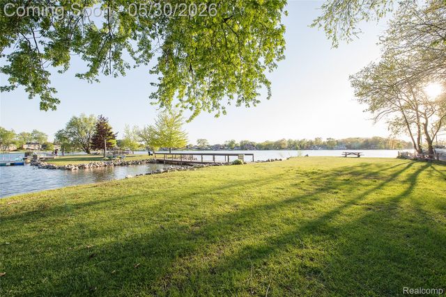 1946 Union Lake Road, Commerce Charter Township, MI 48382