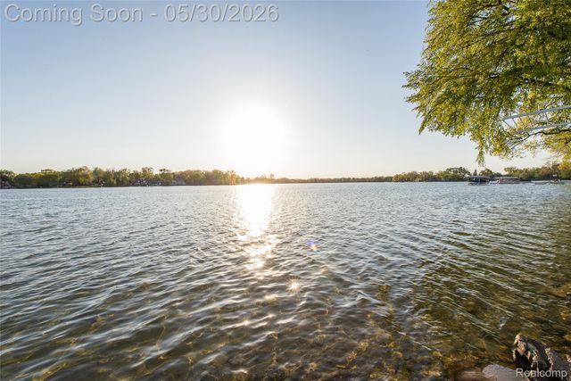 1946 Union Lake Road, Commerce Charter Township, MI 48382