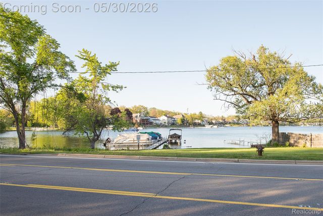 1946 Union Lake Road, Commerce Charter Township, MI 48382