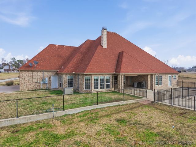 27318 E 758 Road, Wagoner, OK 74467