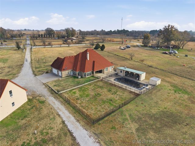 27318 E 758 Road, Wagoner, OK 74467