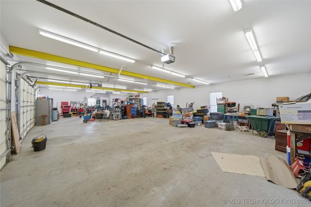 27318 E 758 Road, Wagoner, OK 74467