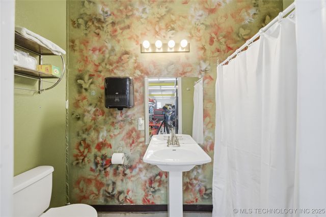 27318 E 758 Road, Wagoner, OK 74467