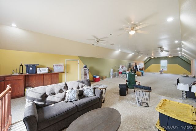 27318 E 758 Road, Wagoner, OK 74467