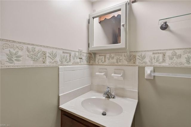 600 Ravenstone DR, Chesapeake, VA 23322