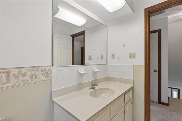 600 Ravenstone DR, Chesapeake, VA 23322