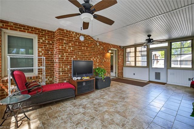 600 Ravenstone DR, Chesapeake, VA 23322