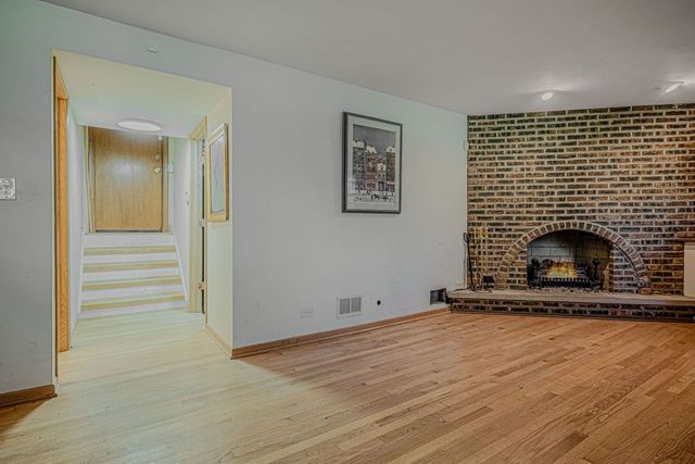 1606 E WAVERLY Court, Arlington Heights, IL 60004