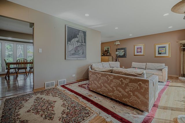 1606 E WAVERLY Court, Arlington Heights, IL 60004