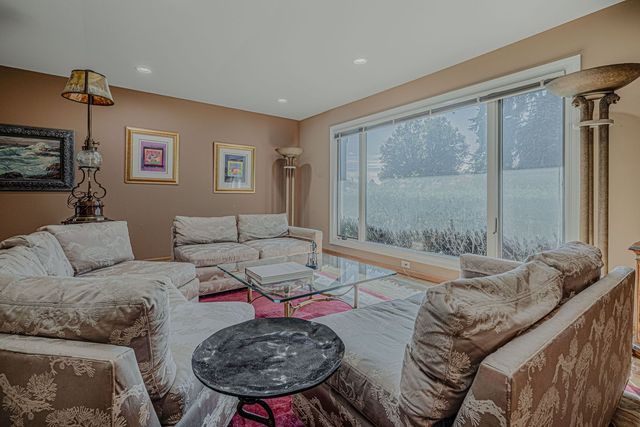 1606 E WAVERLY Court, Arlington Heights, IL 60004