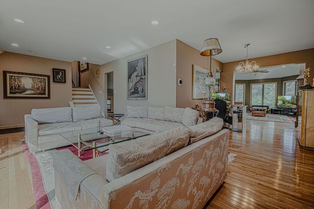1606 E WAVERLY Court, Arlington Heights, IL 60004