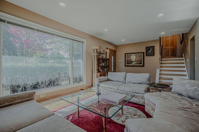 1606 E WAVERLY Court, Arlington Heights, IL 60004