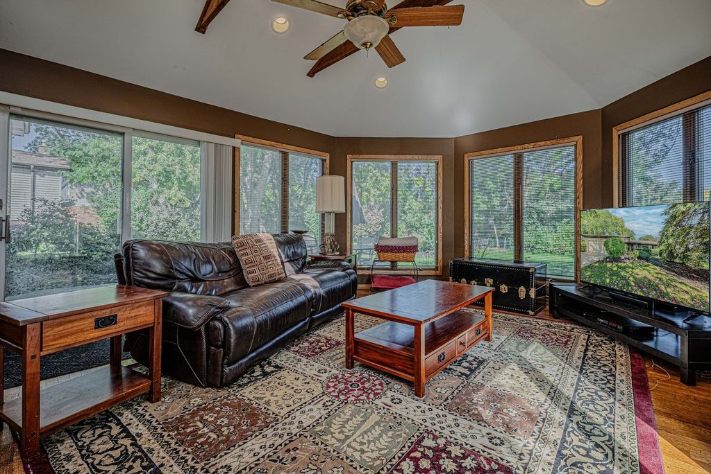 1606 E WAVERLY Court, Arlington Heights, IL 60004 — photo 2