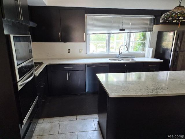 25102 Friar Lane, Southfield, MI 48033