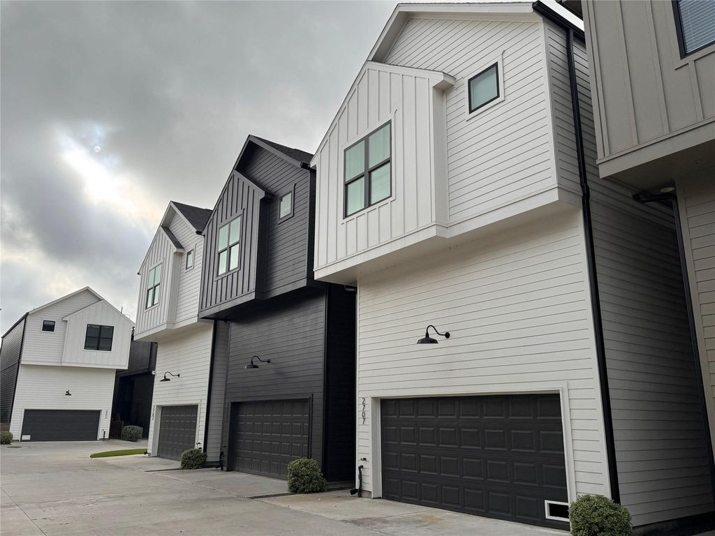 2705 Oakwood Crest Lane, Houston, TX 77018