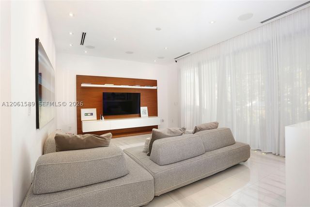 121 Buttonwood Dr, Key Biscayne, FL 33149