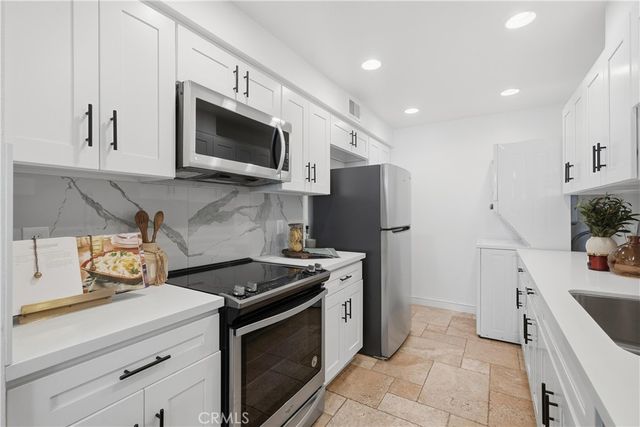23679 Park Capri 14, Calabasas, CA 91302