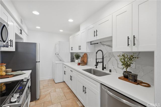 23679 Park Capri 14, Calabasas, CA 91302