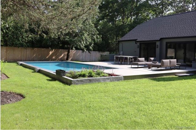 10 Hampton Street, Westhampton Beach, NY 11978