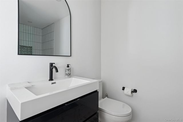 10 Hampton Street, Westhampton Beach, NY 11978