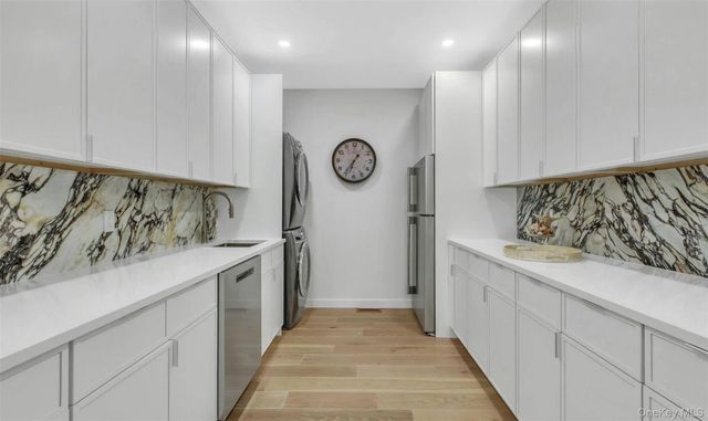 10 Hampton Street, Westhampton Beach, NY 11978