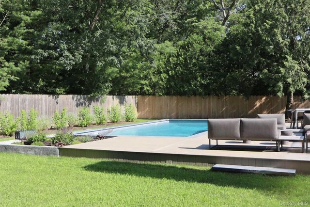 10 Hampton Street, Westhampton Beach, NY 11978