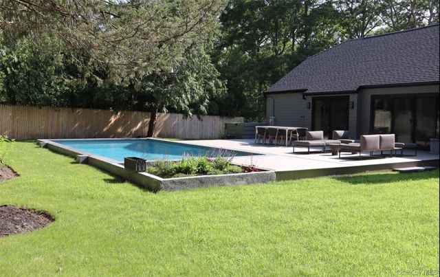 10 Hampton Street, Westhampton Beach, NY 11978