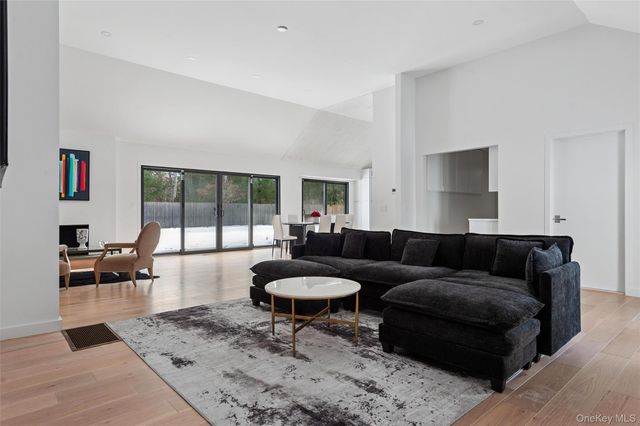 10 Hampton Street, Westhampton Beach, NY 11978