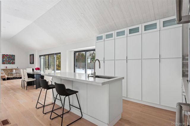 10 Hampton Street, Westhampton Beach, NY 11978