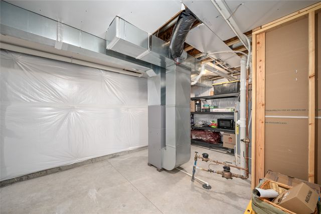 54 Keeneland Court, Pleasant Hill, IA 50327