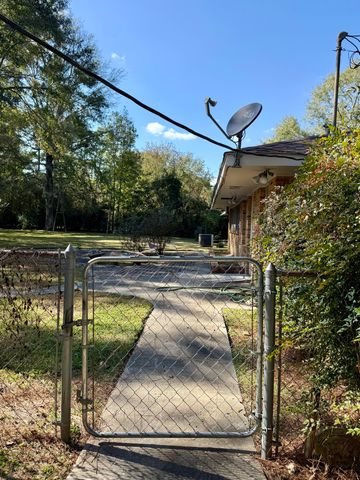 1606 Church St., Columbia, MS 39429