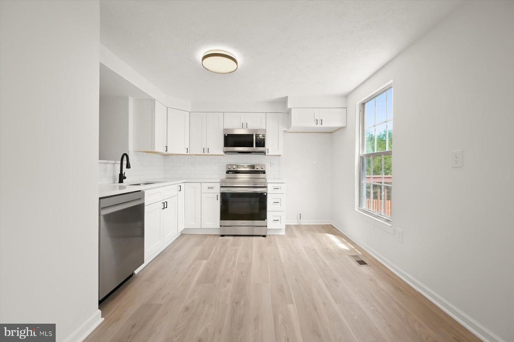 Image 10 of property listing at 7833 PADDOCK WAY, Baltimore, MD 21244