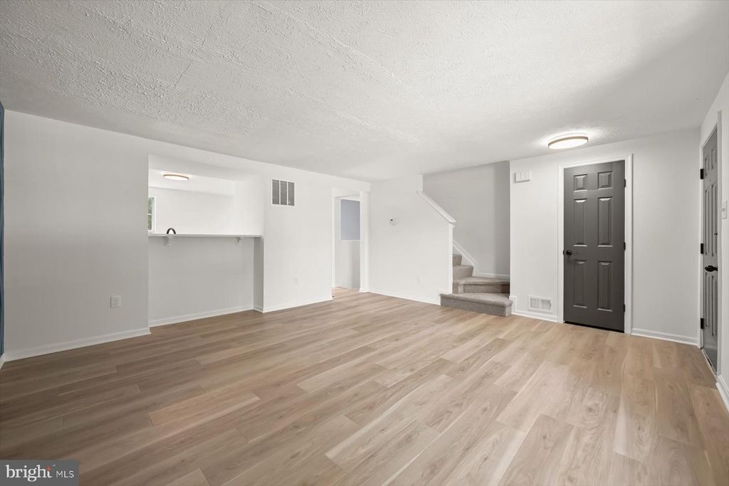 Image 7 of property listing at 7833 PADDOCK WAY, Baltimore, MD 21244