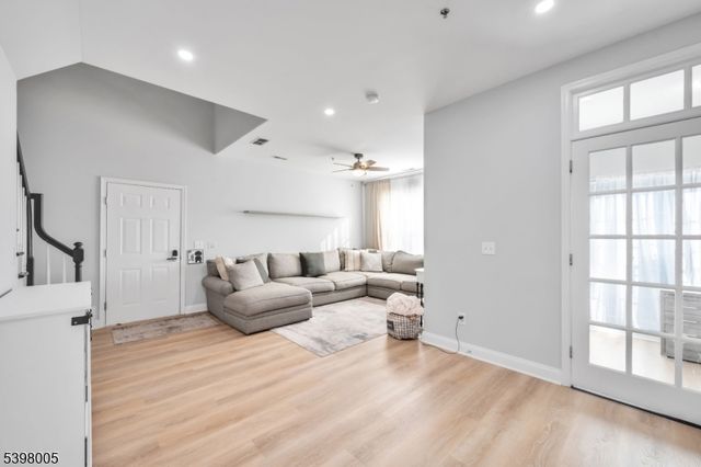 34 Limerick Ln, Lopatcong Twp., NJ 08865