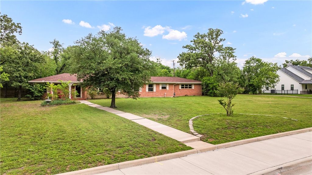 1016 Francis Drive, College Station, TX 77840