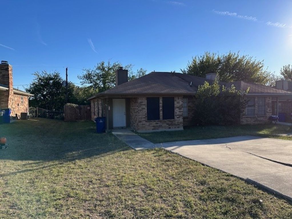 810 Woodland Court, Kennedale, TX 76060