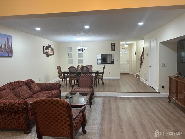 13 Albury Way, North Brunswick, NJ 08902