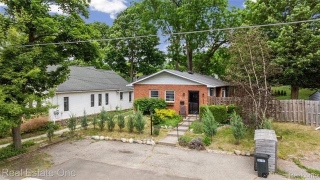 225 1st Street, Fenton, MI 48430