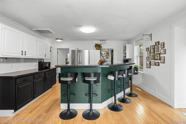 225 1st Street, Fenton, MI 48430
