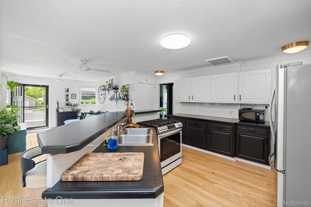 225 1st Street, Fenton, MI 48430