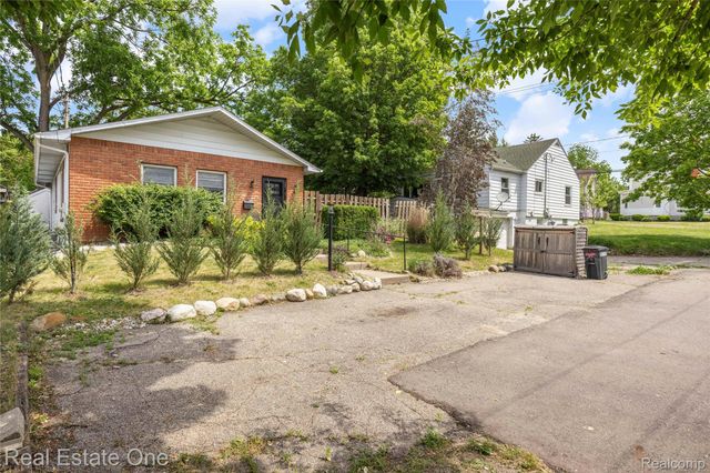 225 1st Street, Fenton, MI 48430
