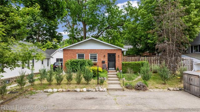 225 1st Street, Fenton, MI 48430