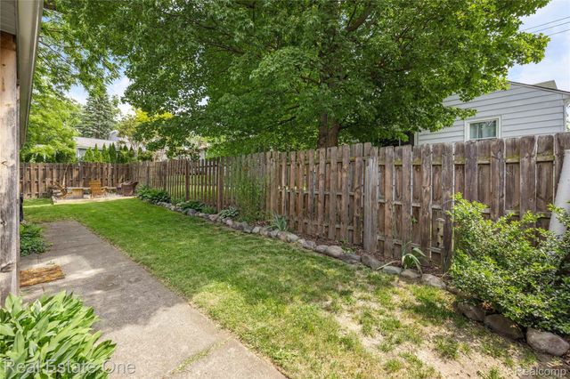 225 1st Street, Fenton, MI 48430