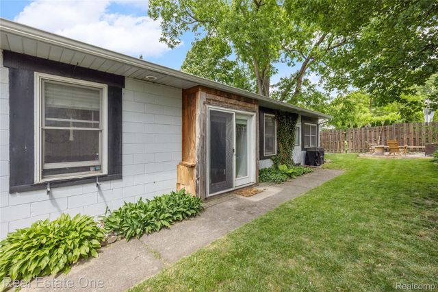 225 1st Street, Fenton, MI 48430