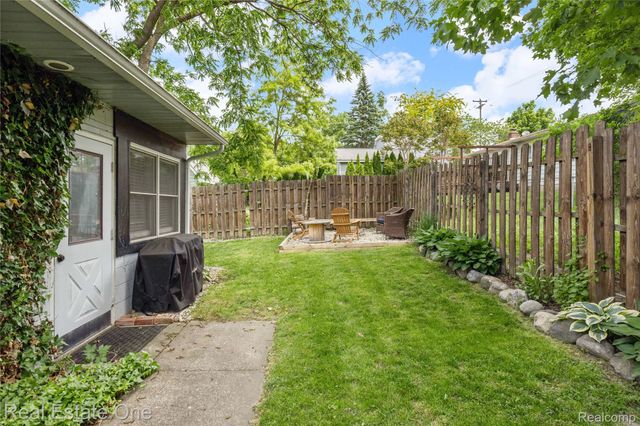 225 1st Street, Fenton, MI 48430