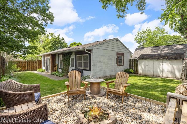 225 1st Street, Fenton, MI 48430