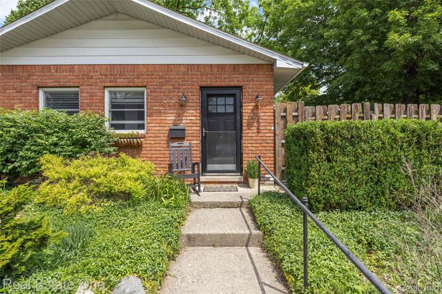 225 1st Street, Fenton, MI 48430