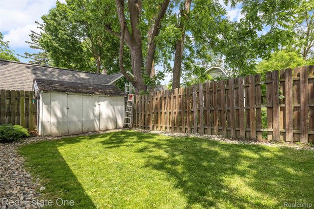 225 1st Street, Fenton, MI 48430