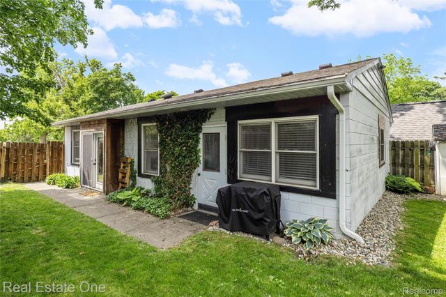 225 1st Street, Fenton, MI 48430