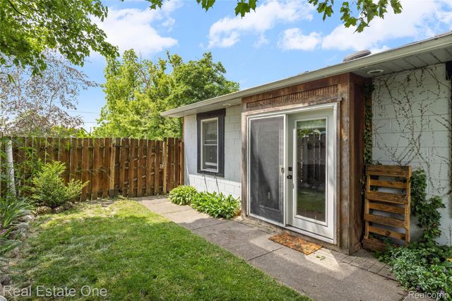 225 1st Street, Fenton, MI 48430